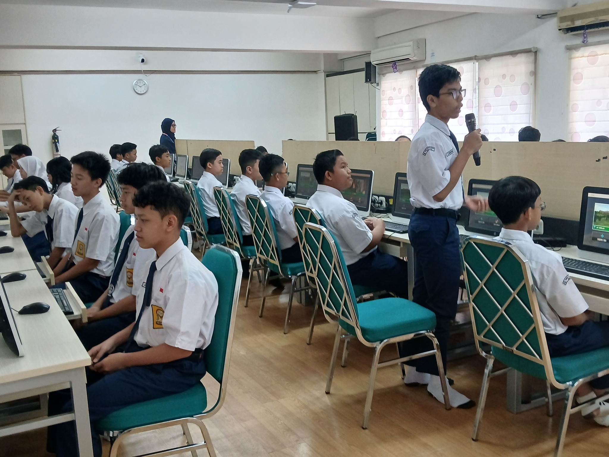 MODUL AJAR INFORMATIKA SMP KELAS VIII Kompetisi Desain Kartu Nama Digital Menggunakan MIT App Inventor 2